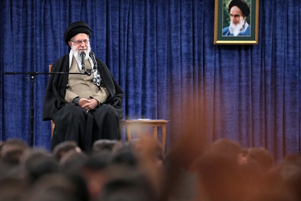 رهبر انقلاب: مذاکره با این دولت آمریکا، گره تحریم‌ها را کورتر می‌کند