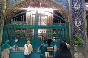 درهای بسته امامزاده صالح ع در شام میلاد برادر معصومشان ع!