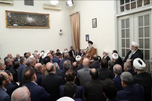رهبر انقلاب: مسائل کشور را به گفت‌وگوها گره نزنیم