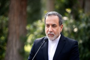  عراقچی: سخنان متناقض ویتکاف سازنده نیست