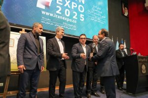 اعطای تندیس و لوح تقدیر هفتمین نمایشگاه ایران اكسپو 2025 به بانك صنعت و معدن
