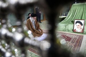 ادای احترام رهبر انقلاب اسلامی به امام خمینی (ره) و شهیدان