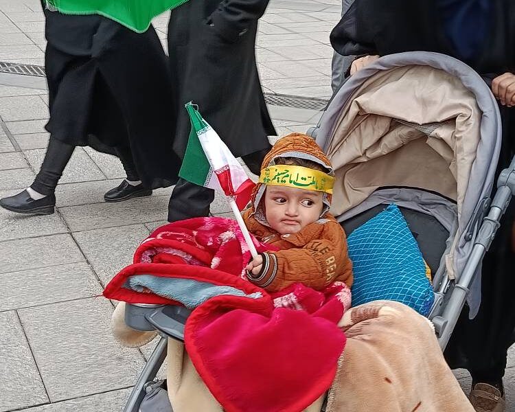 تصاویری از اجتماع بزرگ مردم مشهد در بیعت با سومین رهبر انقلاب اسلامی