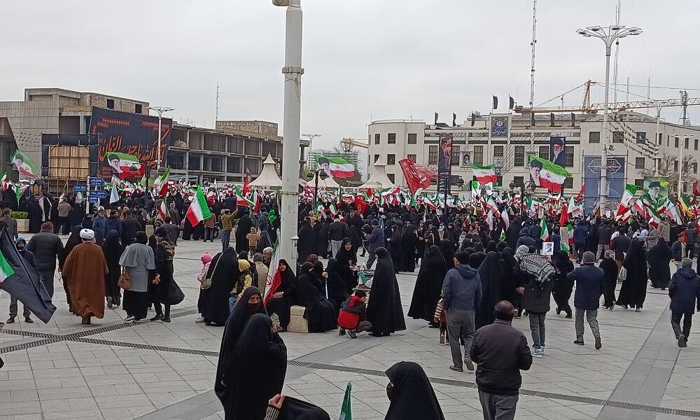 تصاویری از اجتماع بزرگ مردم مشهد در بیعت با سومین رهبر انقلاب اسلامی